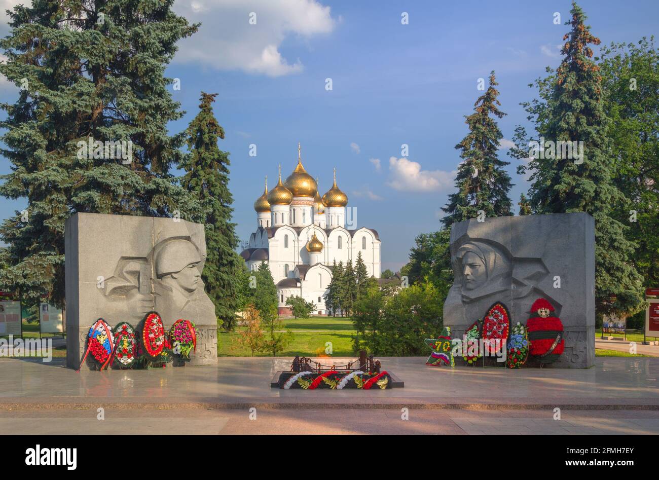 Jaroslawl, Russland - 14. Juni 2015: Denkmal für gefallene Soldaten und Mariä-Himmelfahrt-Kathedrale. Stockfoto