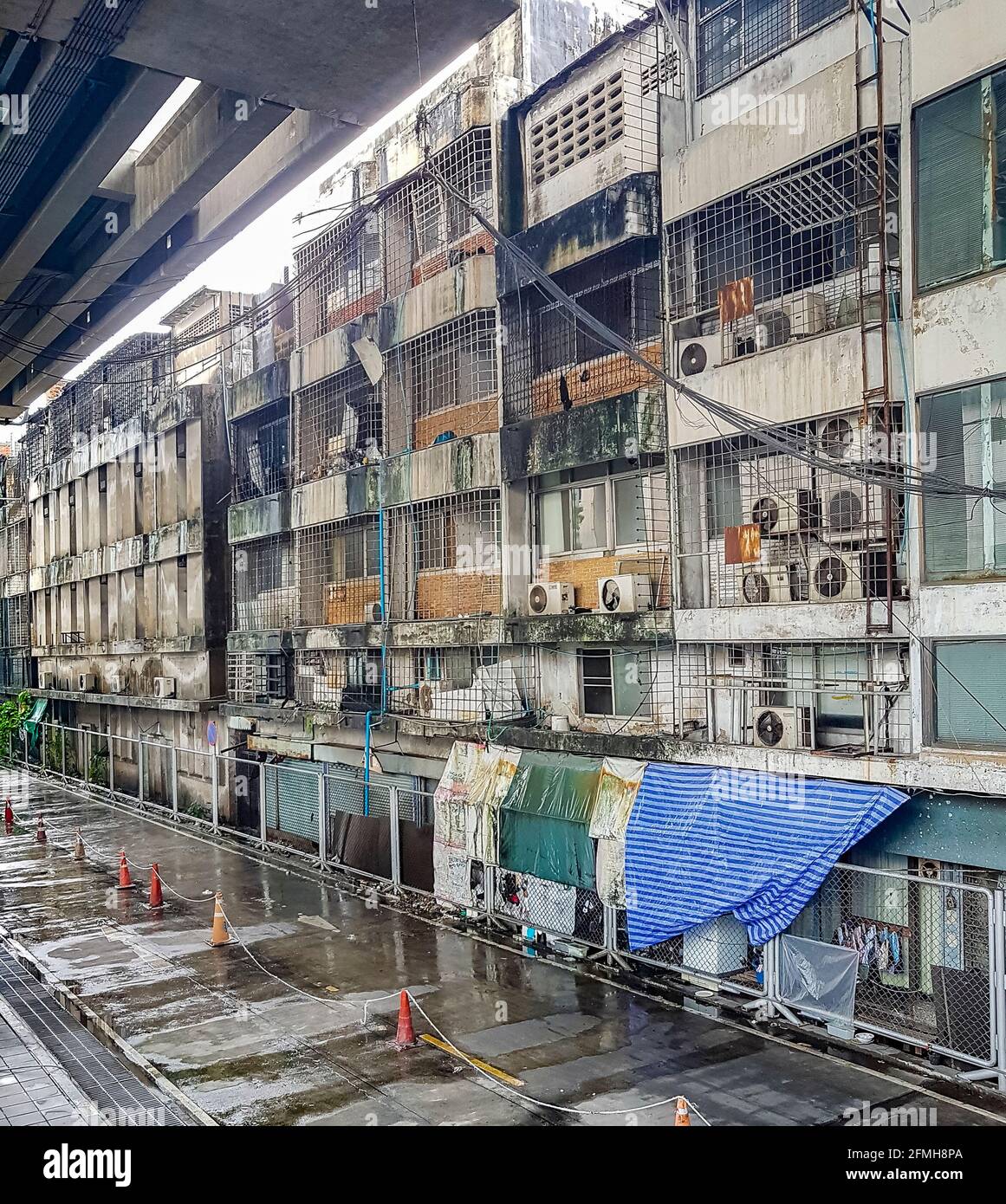 Unansehnlich heruntergekommenes, armes, schmutziges Altstadtviertel in der Metropole Bangkok in Thailand. Stockfoto