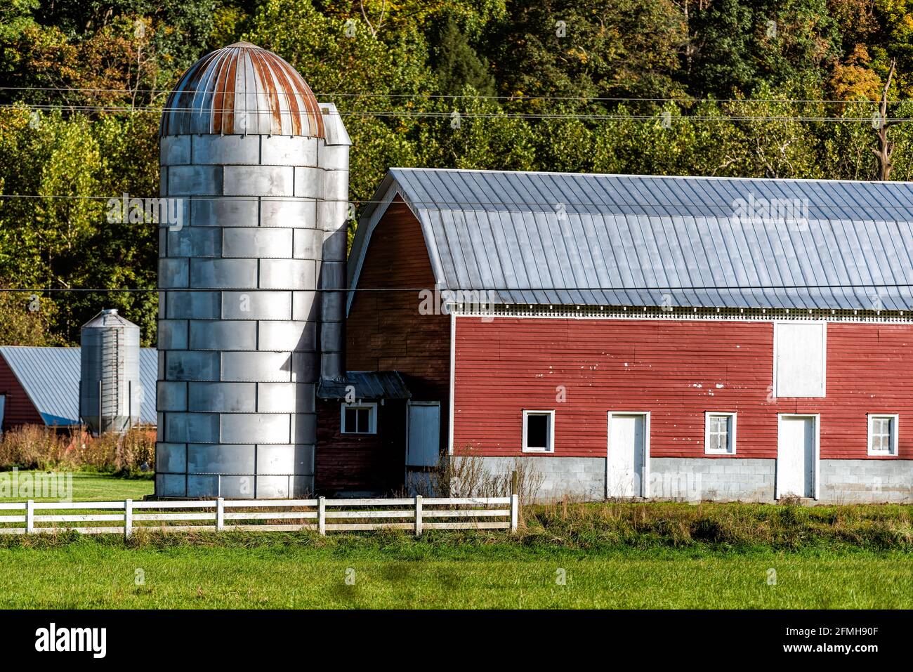 Metallscheune mit Silo im Herbst Fall Feld in der Landschaft Farmlandschaft in West Virginia in der Nähe der Seneca Rocks Und Rothaus Gebäude Stockfoto