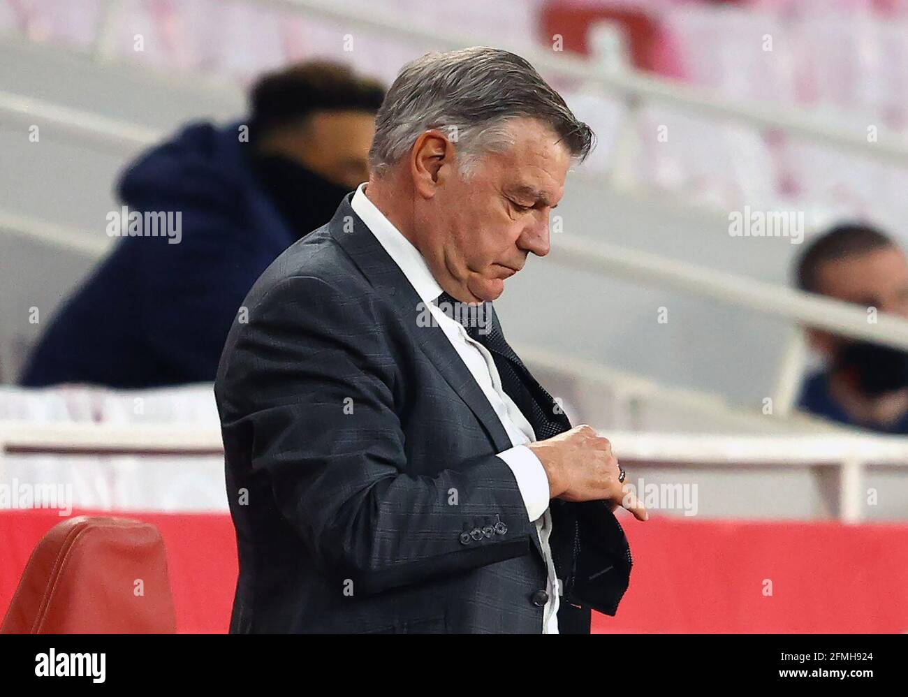 West Bromwich Albion-Manager Sam Allardyce reagiert nach dem letzten Pfiff während des Premier League-Spiels im Emirates Stadium, London, auf den Abstieg zur Meisterschaft. Bilddatum: Sonntag, 9. Mai 2021. Stockfoto