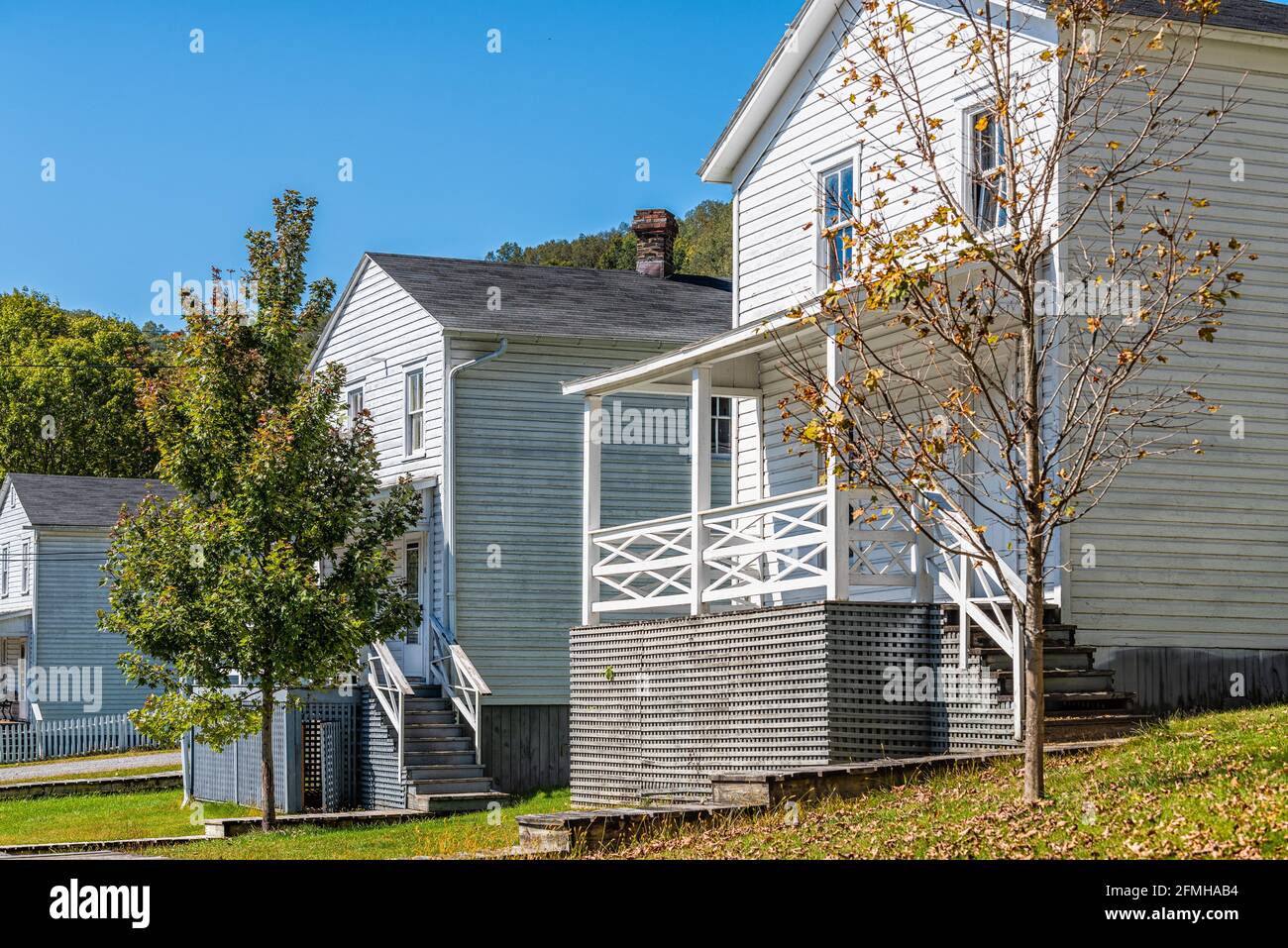 Reihe alter weißer Wohnhäuser Einfamilienhäuser in Cass, West Virginia, mit Blick auf die Straße Stockfoto