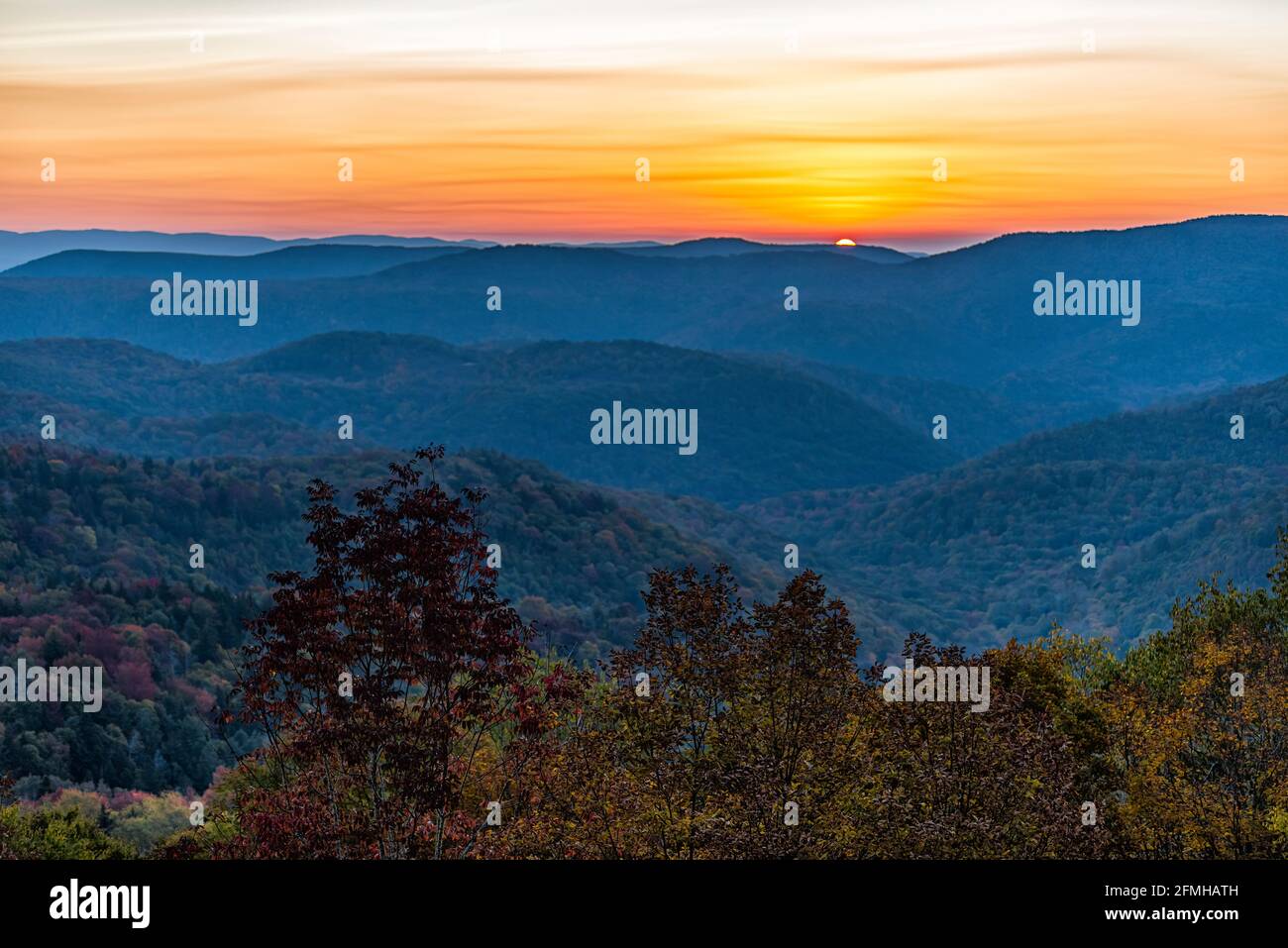 West Virginia Monongahela National Forest mit Sonne in Highland Scenic Der Horizont der Highway Mountains mit farbenfrohem Laub blickt im Herbst über den Horizont Am Morgen Stockfoto