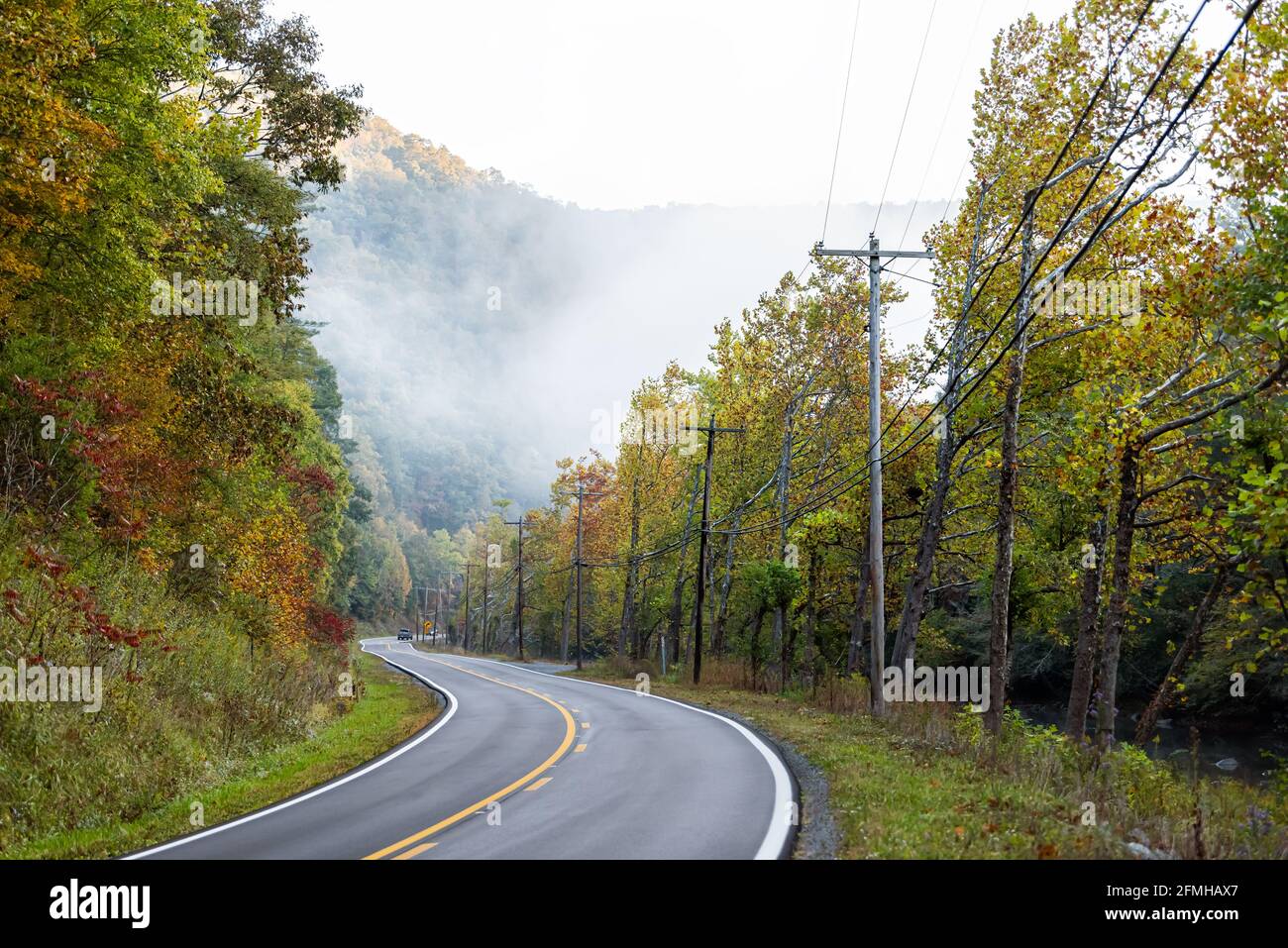 Nebliger Nebel nebliger landschaftlich reizvoller Highway in der ländlichen Landschaft West Virginia Im Nebel Herbst Herbstsaison mit Sonnenaufgang durch kurvenreiche Straße In Monongahela National Fore Stockfoto
