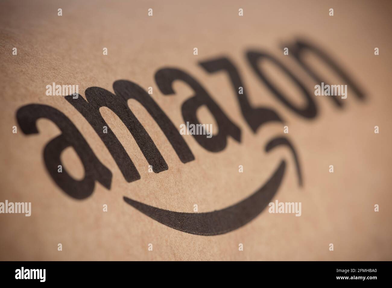 Eine Nahaufnahme des Logos des Online-Händlers Amazon, wie sie auf einigen Verpackungen zu sehen ist. Stockfoto