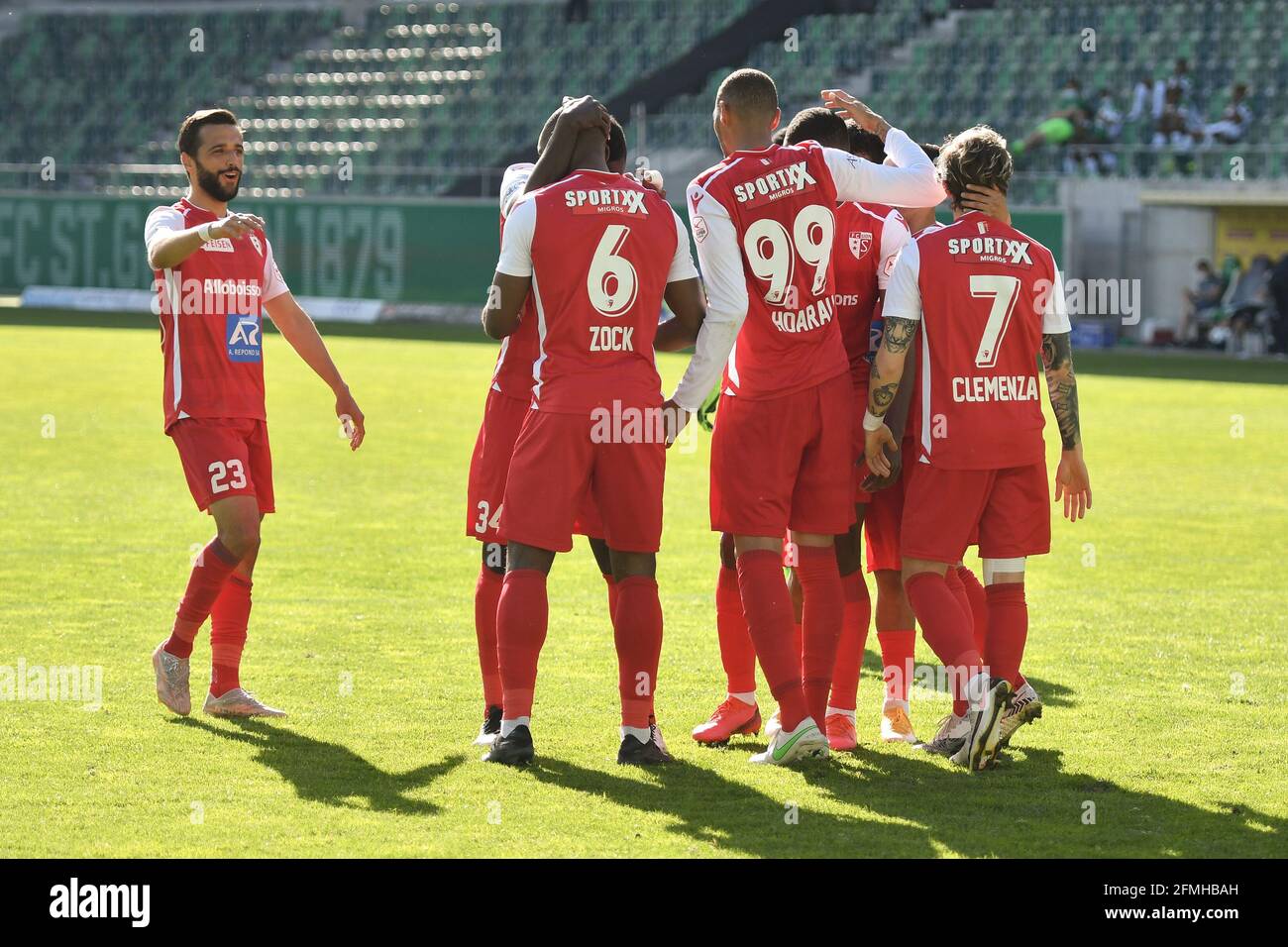 09.05.2021, St. Gallen, Kybunpark, Fußball Super League: FC St.Gallen 1879 - FC Sion, # 97 Dimitri Cavare (Sion), # 20 Musa Araz (Sion), # 6 Christian Zock (Sion), # 99 Guillaume Hoarau (Sion) # 7 Luca Clemenza (Sion) # 23 Matteo Tosetti (Sion) at 3-0 (Schweiz/Kroatien OUT) Stockfoto