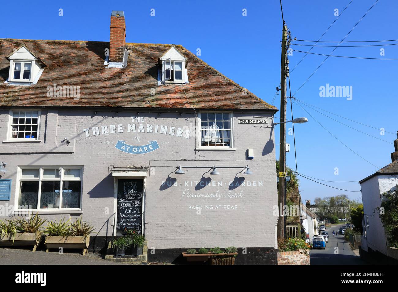 The Three Mariners Shepherd Neame Pub in Oare bei den Vogelbeobachtungsgebieten, in der Nähe von Faversham, in Kent, Großbritannien Stockfoto