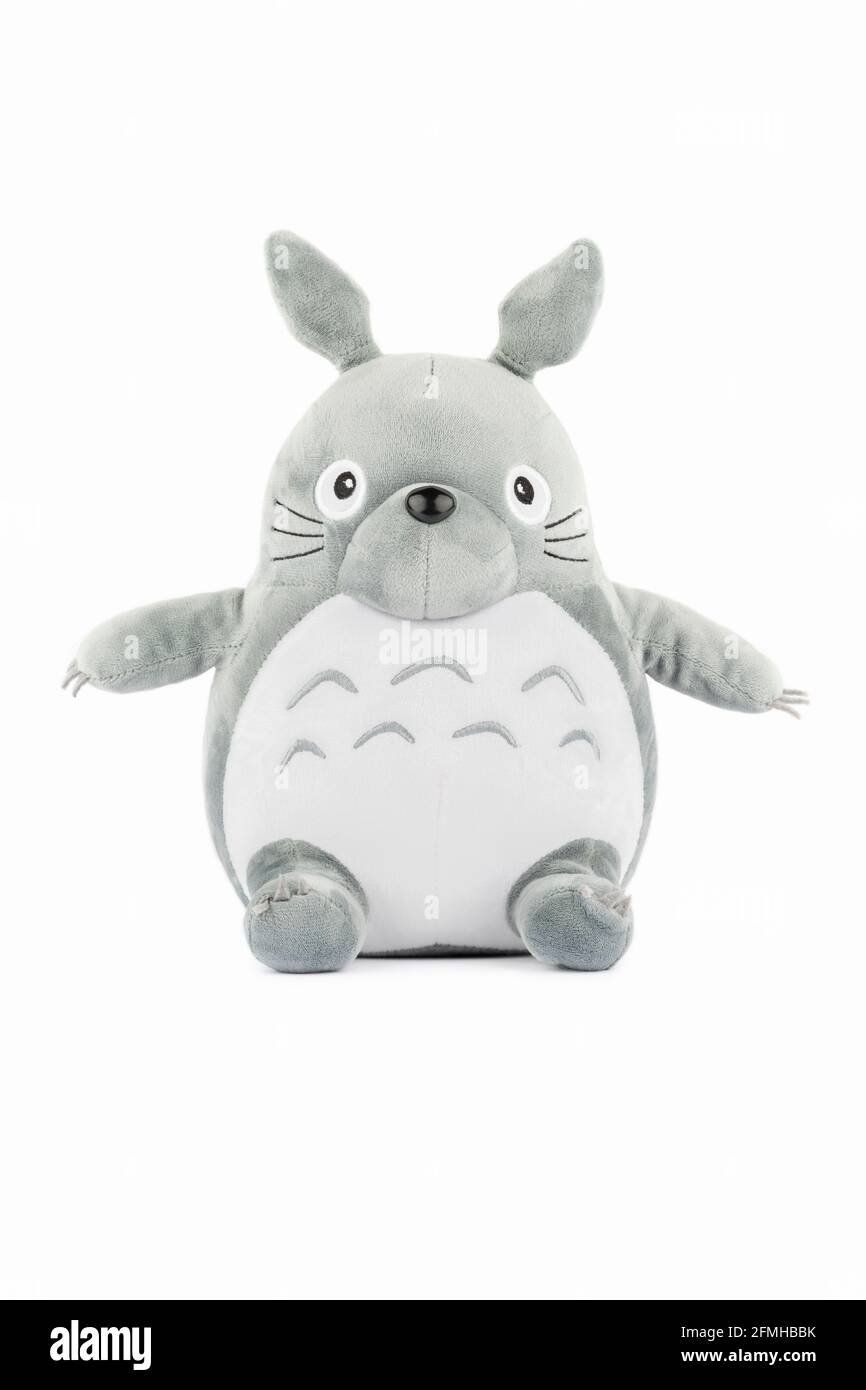 Ein Plüschspielzeug der Figur Totoro aus dem Film My Neighbor Totoro. Stockfoto