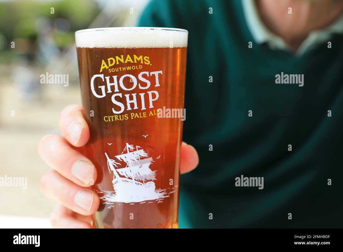 Pint Pale Ale in einem Adnams-Glas, der lokalen Brauerei in Southwold, Suffolk, East Anglia, Großbritannien Stockfoto