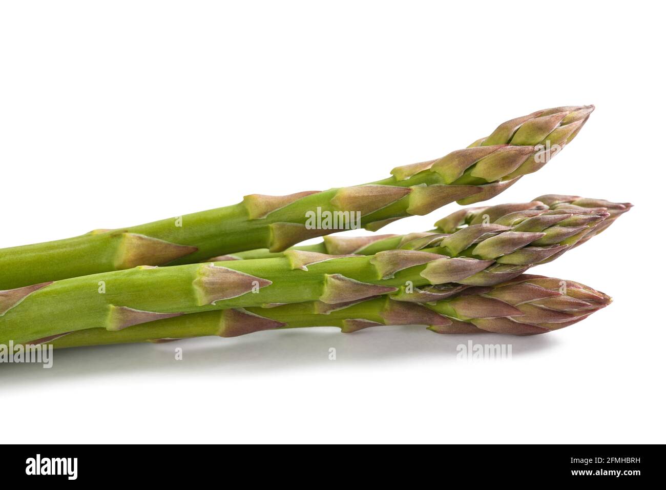 Frischer Spargel auf weißem Hintergrund isoliert Stockfoto