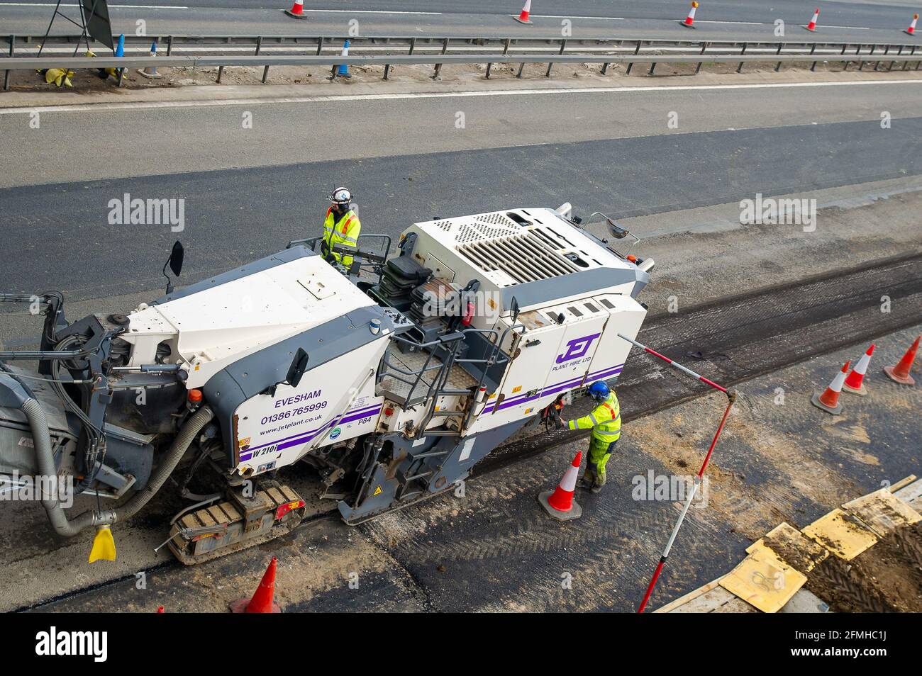 Taplow, Buckinghamshire, Großbritannien. Mai 2021. Die M4 ist an diesem Wochenende wieder zwischen Junction 6 (Slough) und Junction 8/9 (Maidenhead) wegen Bauarbeiten am M4 Smart Motorway Digital Upgrade geschlossen. In den letzten 5 Jahren hat es in Großbritannien 38 Tote auf intelligenten Autobahnen gegeben. Jüngste Statistiken belegen, dass die Sterberate auf intelligenten Autobahnen im Jahr 2019 um 8 % höher war als auf herkömmlichen Autobahnen. Quelle: Maureen McLean/Alamy Stockfoto