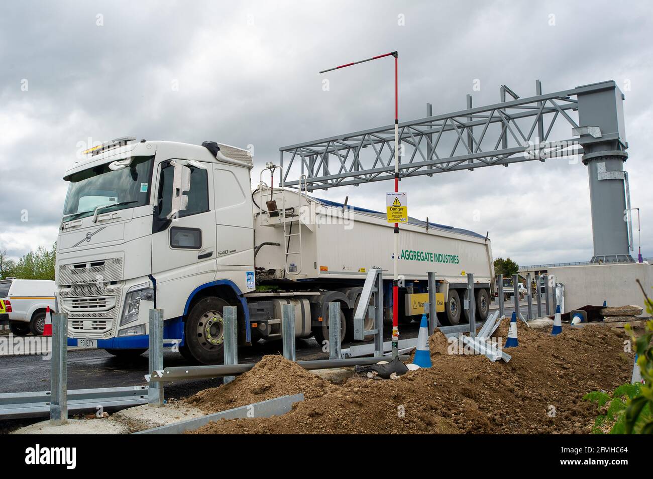 Taplow, Buckinghamshire, Großbritannien. Mai 2021. Die M4 ist an diesem Wochenende wieder zwischen Junction 6 (Slough) und Junction 8/9 (Maidenhead) wegen Bauarbeiten am M4 Smart Motorway Digital Upgrade geschlossen. In den letzten 5 Jahren hat es in Großbritannien 38 Tote auf intelligenten Autobahnen gegeben. Jüngste Statistiken belegen, dass die Sterberate auf intelligenten Autobahnen im Jahr 2019 um 8 % höher war als auf herkömmlichen Autobahnen. Quelle: Maureen McLean/Alamy Stockfoto