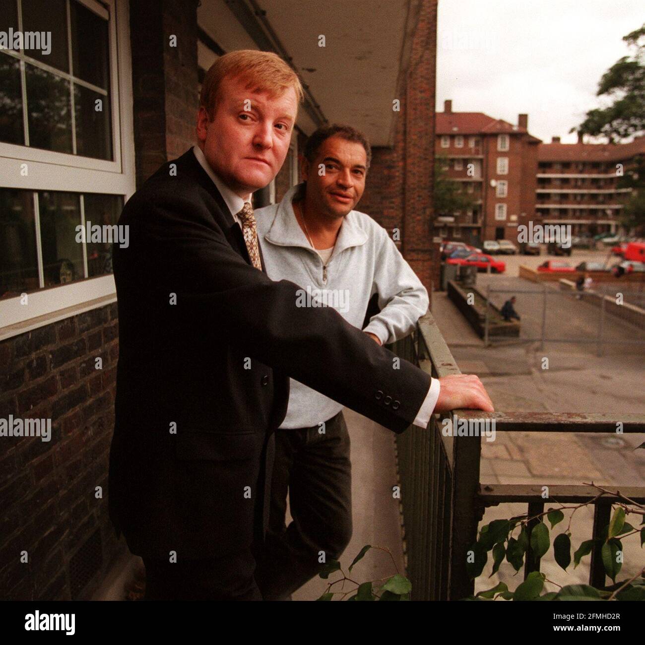 CHARLES KENNEDY, DER NEUE FÜHRER DER LIBERALEN DEMOKRATEN, BESUCHT EIN ANWESEN IN VAUXHALL SOUTH LONDON, MIT ROY CORNWELL, EINEM EINWOHNER Stockfoto