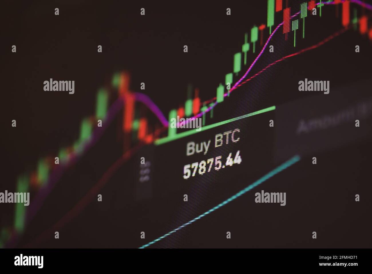 Aufnahmen mit geringer Schärfentiefe mit Details zu Preisschwankungen bei Bitcoin-Kryptowährungen auf einer Krypto-Exchange-App auf einem digitalen Bildschirm. Stockfoto