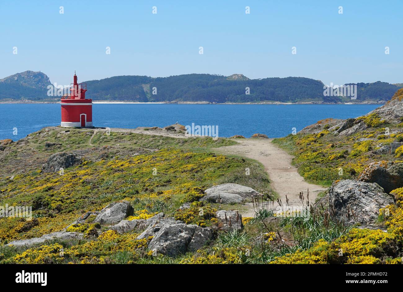 Pfad zum Leuchtturm mit den Cies-Inseln im Hintergrund, Galicien, Spanien, Faro de Punta Robaleira, Provinz Pontevedra, Cangas, Cabo Home Stockfoto