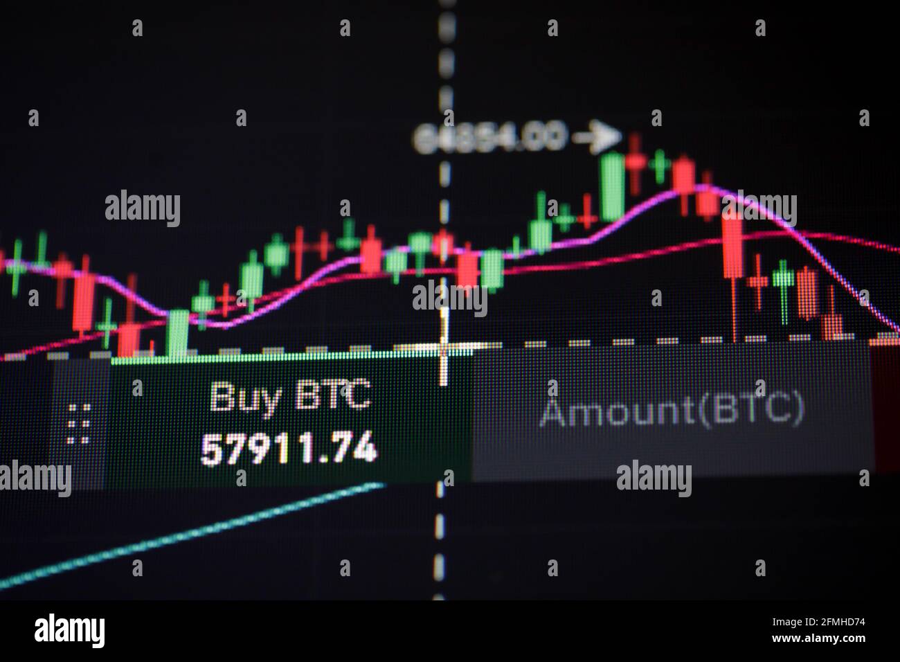 Aufnahmen mit geringer Schärfentiefe mit Details zu Preisschwankungen bei Bitcoin-Kryptowährungen auf einer Krypto-Exchange-App auf einem digitalen Bildschirm. Stockfoto