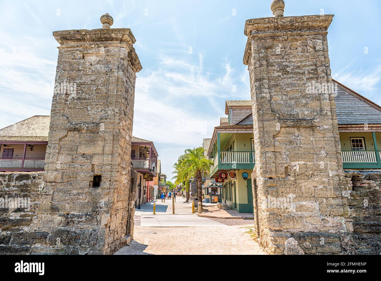 St. Augustine, USA - 10. Mai 2018: Die Saint George Street und Menschen gehen an sonnigen Tagen durch Geschäfte in der Innenstadt von Florida City mit Steintor Stockfoto