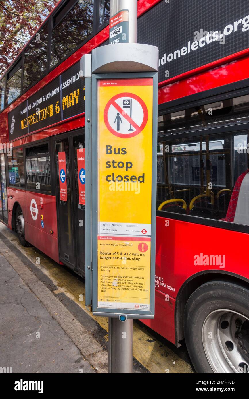 Bushaltestelle wird vorübergehend nicht verwendet, wenn ein BUS angehalten wurde Neben Post Stockfoto