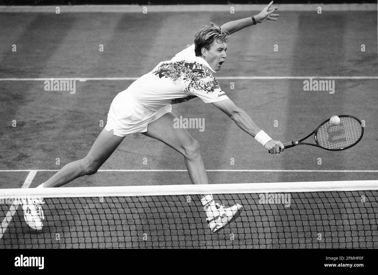 Chris Bailey ist Mitglied des Stella Artois Tennis Club Während seines Spiels mit Doug Flach Stockfoto