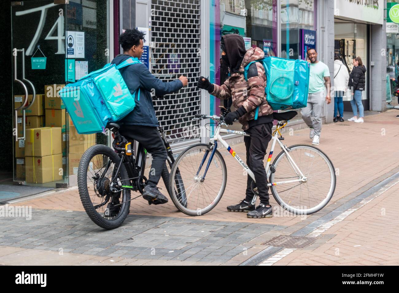 Food Delivery Company Deliveroo ist Partner beim Fahrradfahren, um Lebensmittel zu liefern Stockfoto