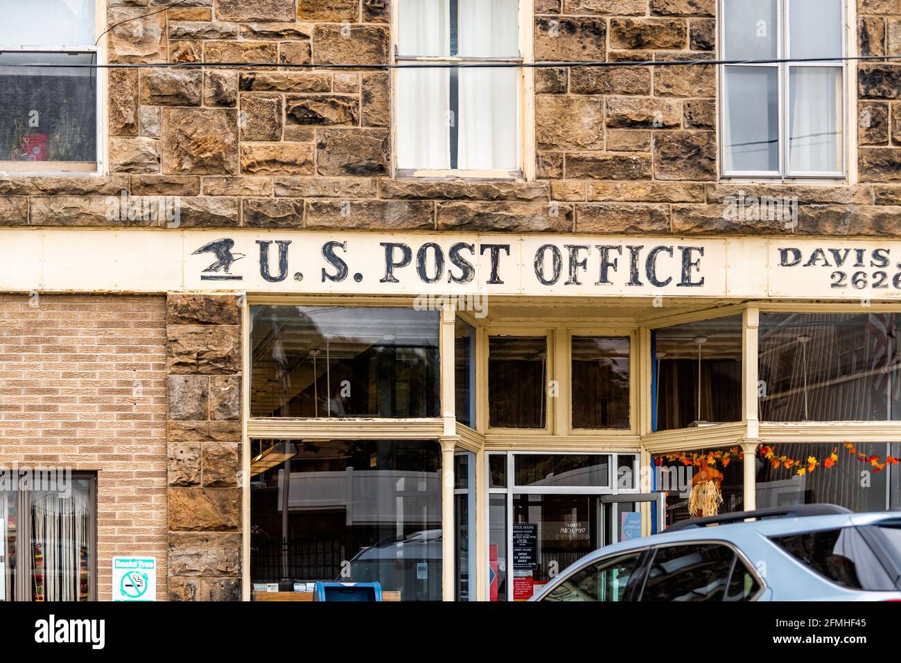 Davis, USA - 5. Oktober 2020: West Virginia kleine Vintage-Stadt in der Innenstadt in der Nähe von Blackwater Falls State Park mit Retro-Schild für USPS United States Post O Stockfoto