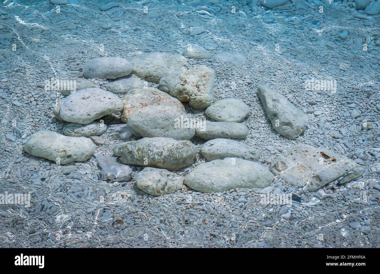 Weiße Kieselsteine im Meer. Transparentes Wasser. Hintergründe Stockfoto