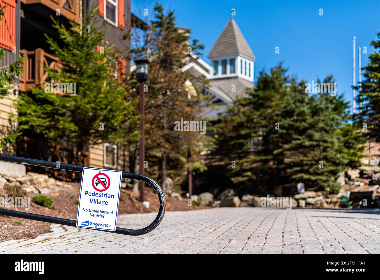 Snowshoe, USA - 6. Oktober 2020: Fußgängerzone Zone Dorf, kein Auto verboten ohne unerlaubte Fahrzeuge und Lodge Gebäude im Hintergrund bei We Stockfoto