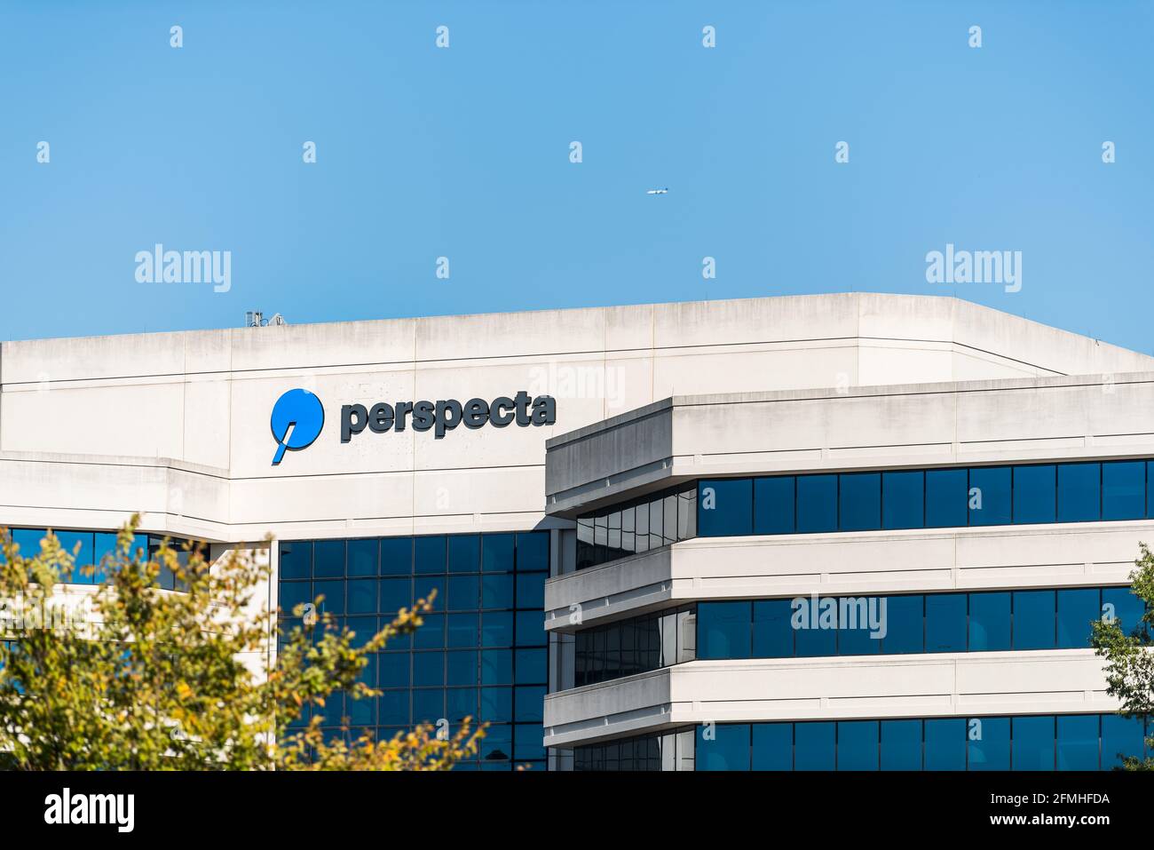 Chantilly, USA - 7. Oktober 2020: Unternehmenshauptsitz von Perspecta Inc. In Nord-Virginia mit Logo für das Unternehmensgeschäft, das die Fed bereitstellt Stockfoto