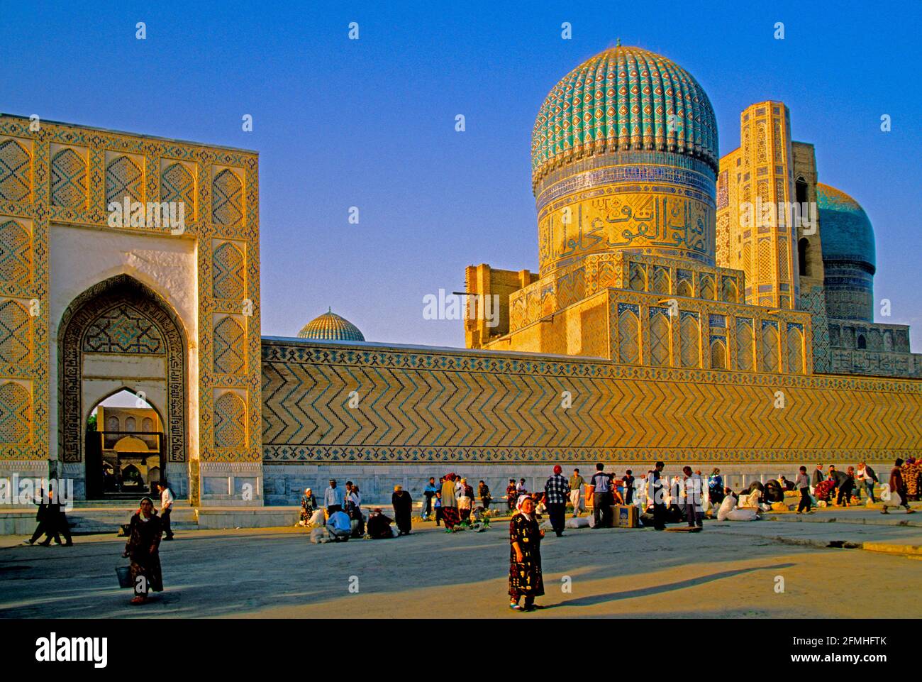 Samarkand Registan Quadrat von Seite mit Markt Stockfoto