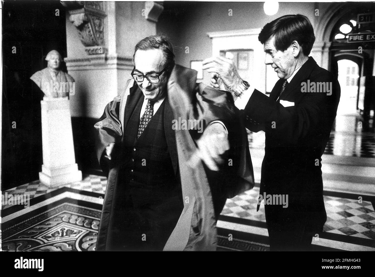 Professor George Steiner dons sein Kleid vor seiner Rede an Das Untersuchungshaus Oxford Stockfoto