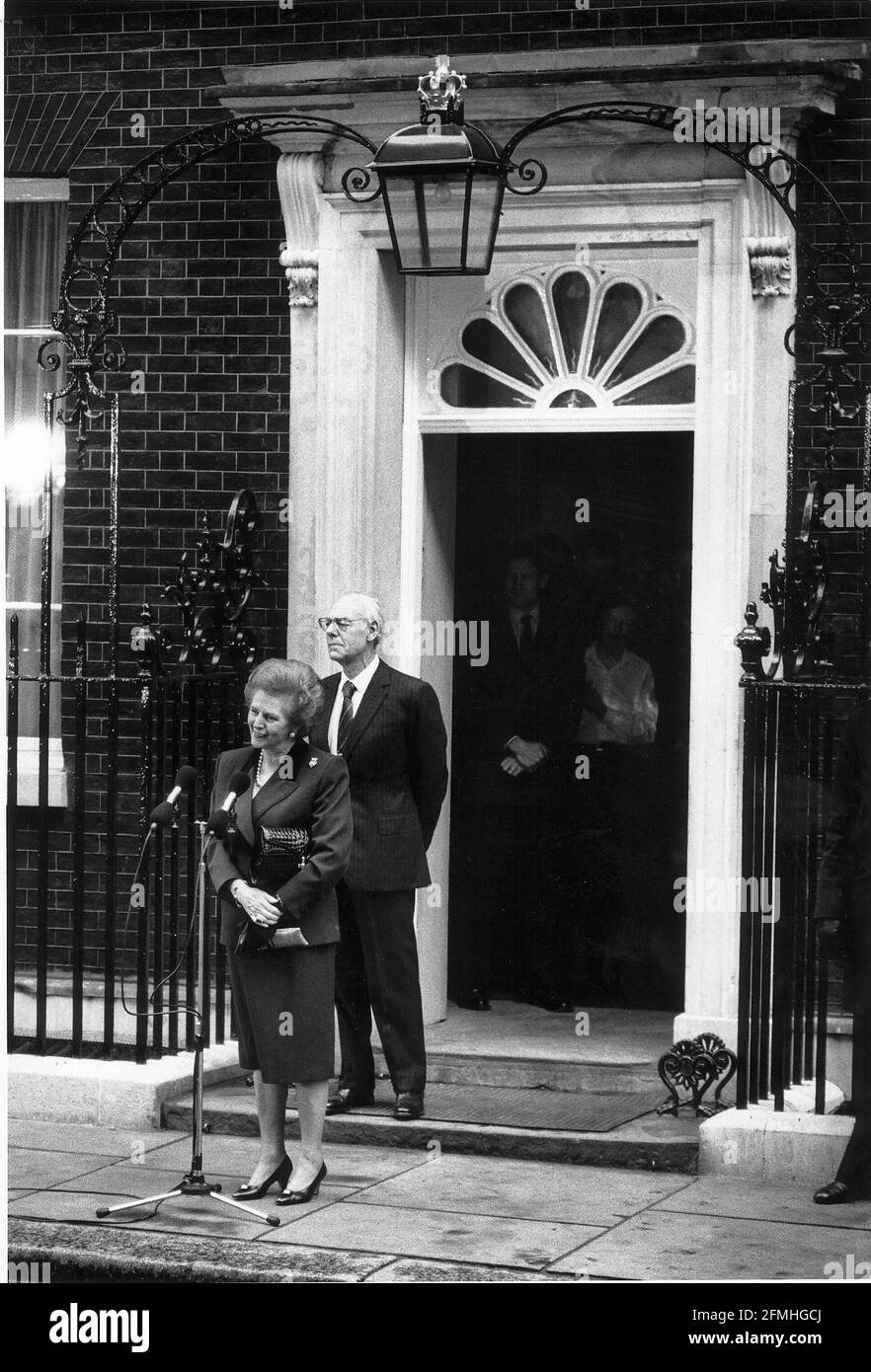 Margaret Thatcher hält mit Denis Thatcher eine Abschiedsrede von 10 Downing Street Stockfoto