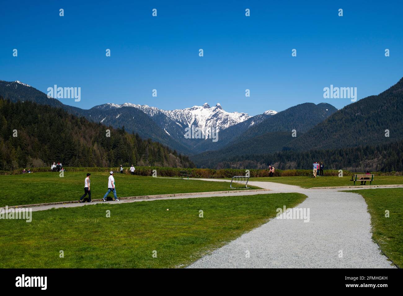 Capilano River Regional Park mit den Lions im Hintergrund in North Vancouver, British Columbia, Kanada Stockfoto