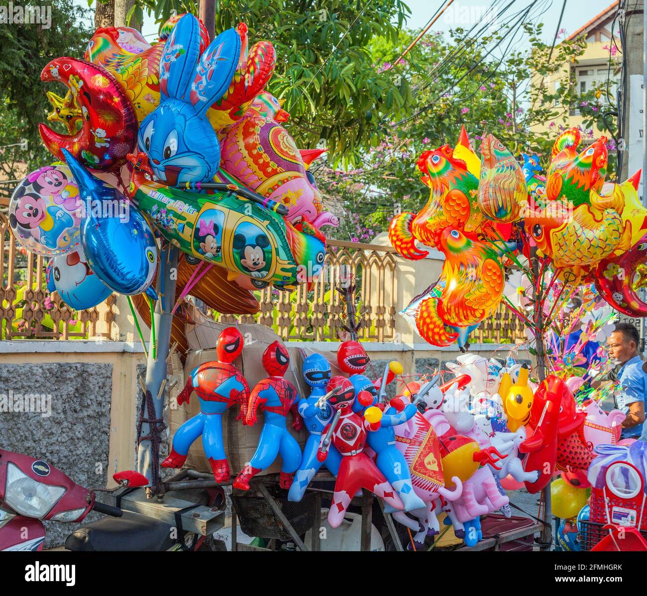 Große bunte Luftballons zum Verkauf auf Bürgersteig, Hoi an, Vietnam Stockfoto