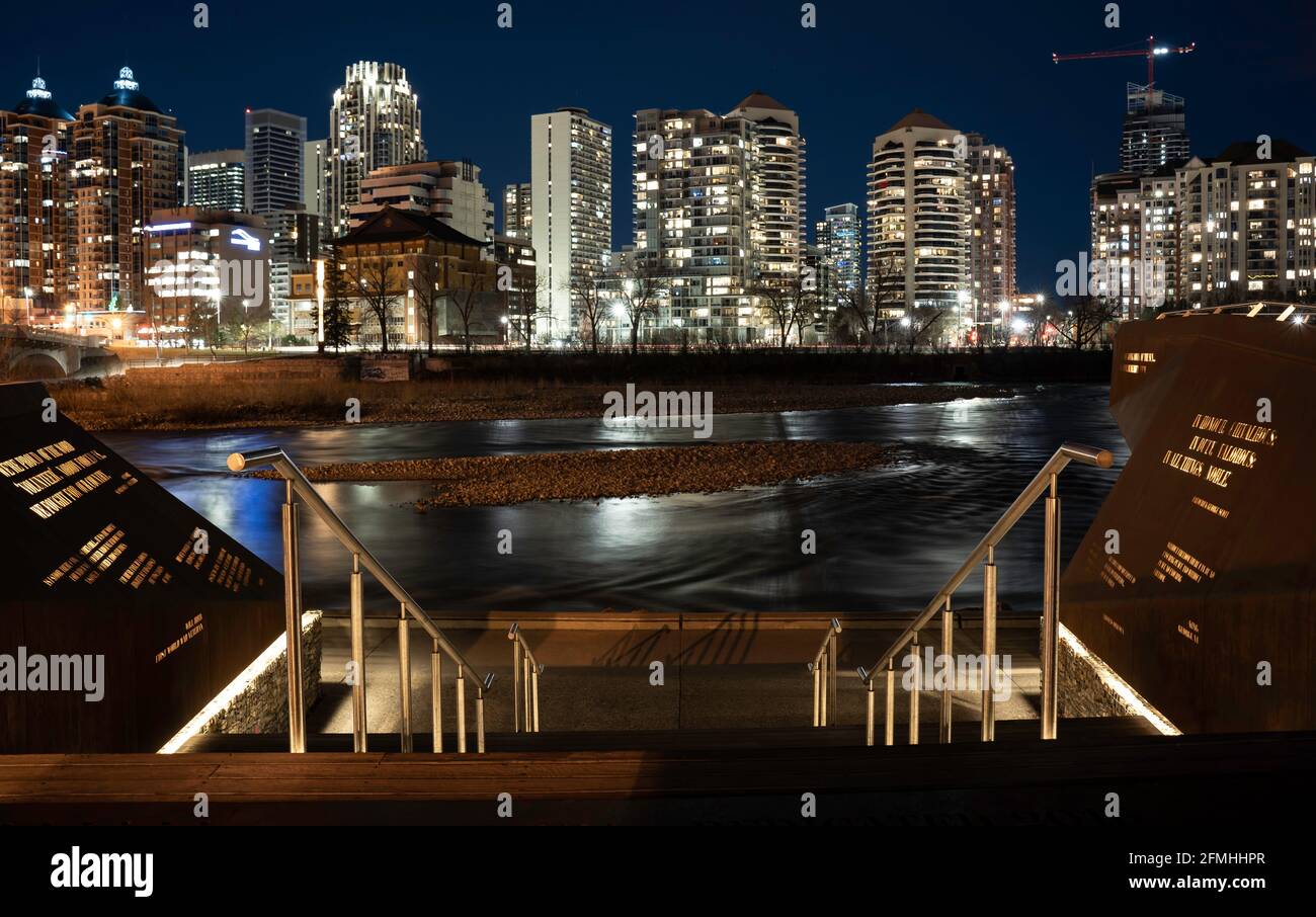 Calgary Alberta Kanada, 01 2021. Mai: Öffentliches Versammlungsgebiet am Wasser entlang des Bow River und Memorial Drive in der Innenstadt von Calgary bei Nacht. Stockfoto