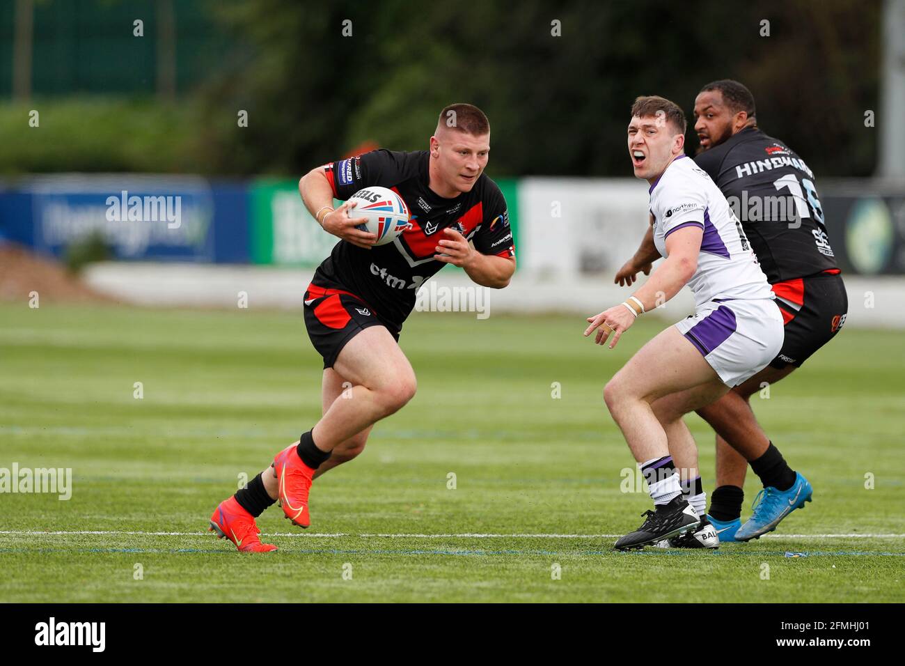 Rosslyn Park, London, Großbritannien. Mai 2021. Betfred Championship, Rugby League, London Broncos gegen Newcastle Thunder; Jacob Jones von London Broncos geht am Tackle vorbei Credit: Action Plus Sports/Alamy Live News Stockfoto