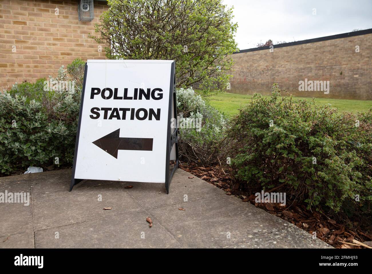 Wahllokal vor dem Eingang zu einer politischen Abstimmung Standort in Großbritannien Stockfoto