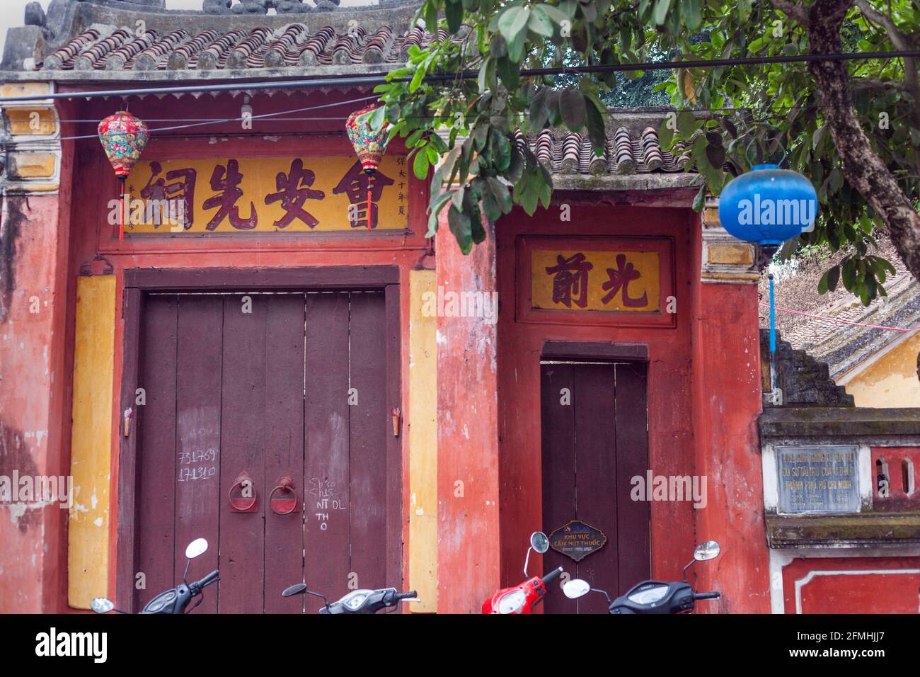 Nahaufnahme der Türen des chinesischen Tempels in der Altstadt, Hoi an, Vietnam Stockfoto
