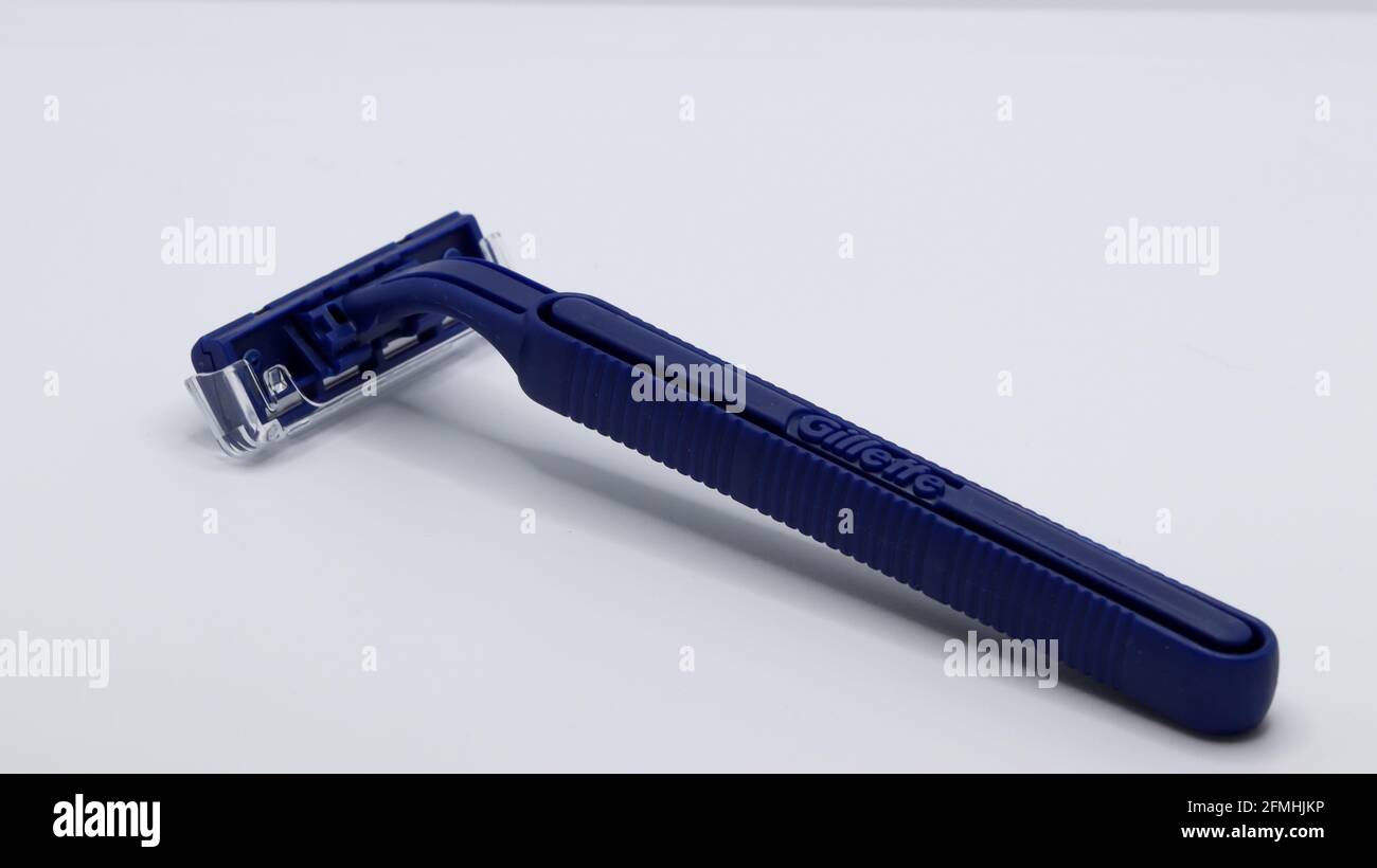 CHESTER, GROSSBRITANNIEN - 1. MAI 2021: Gillette ist ein globales Unternehmen, das für seine Rasierprodukte für Männer bekannt ist. Abgebildet ist ein Standard Einwegrasierer Stockfoto