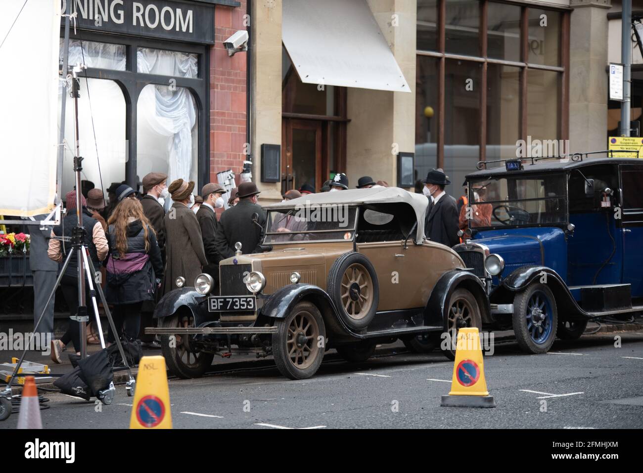 Extras am Set des Colour Room, das in Birmingham für Sky gedreht wird. Ein Oldtimer des Jahres 1928 New Imperial ist ebenfalls am Set zu sehen. Stockfoto