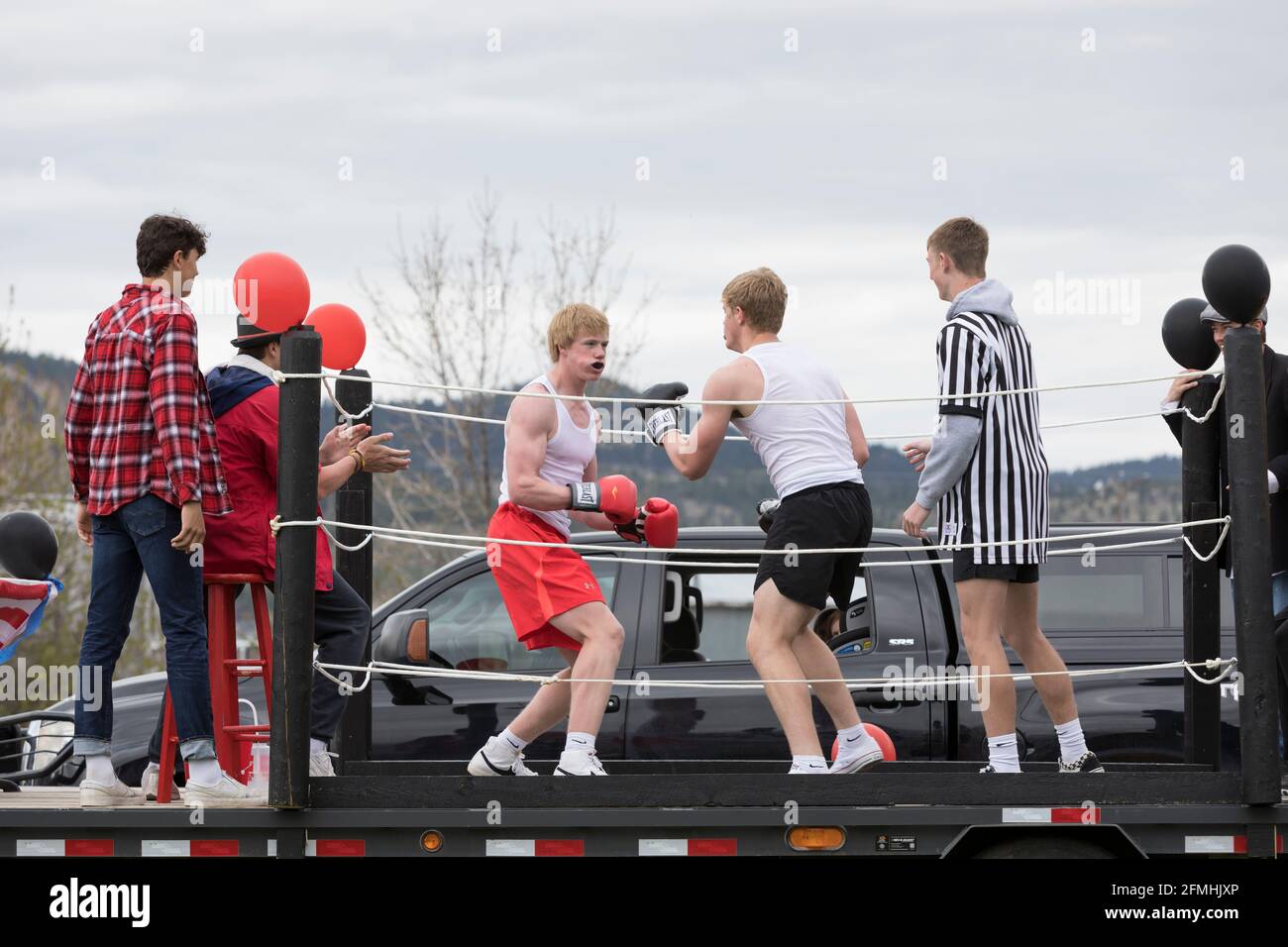 Studenten der Capital High School nehmen an einer Boxdemonstration Teil, während Besucher an der Vigilante Day Parade in Helena Montana am Freitag, den 7. Mai, vorbei fahren. Stockfoto