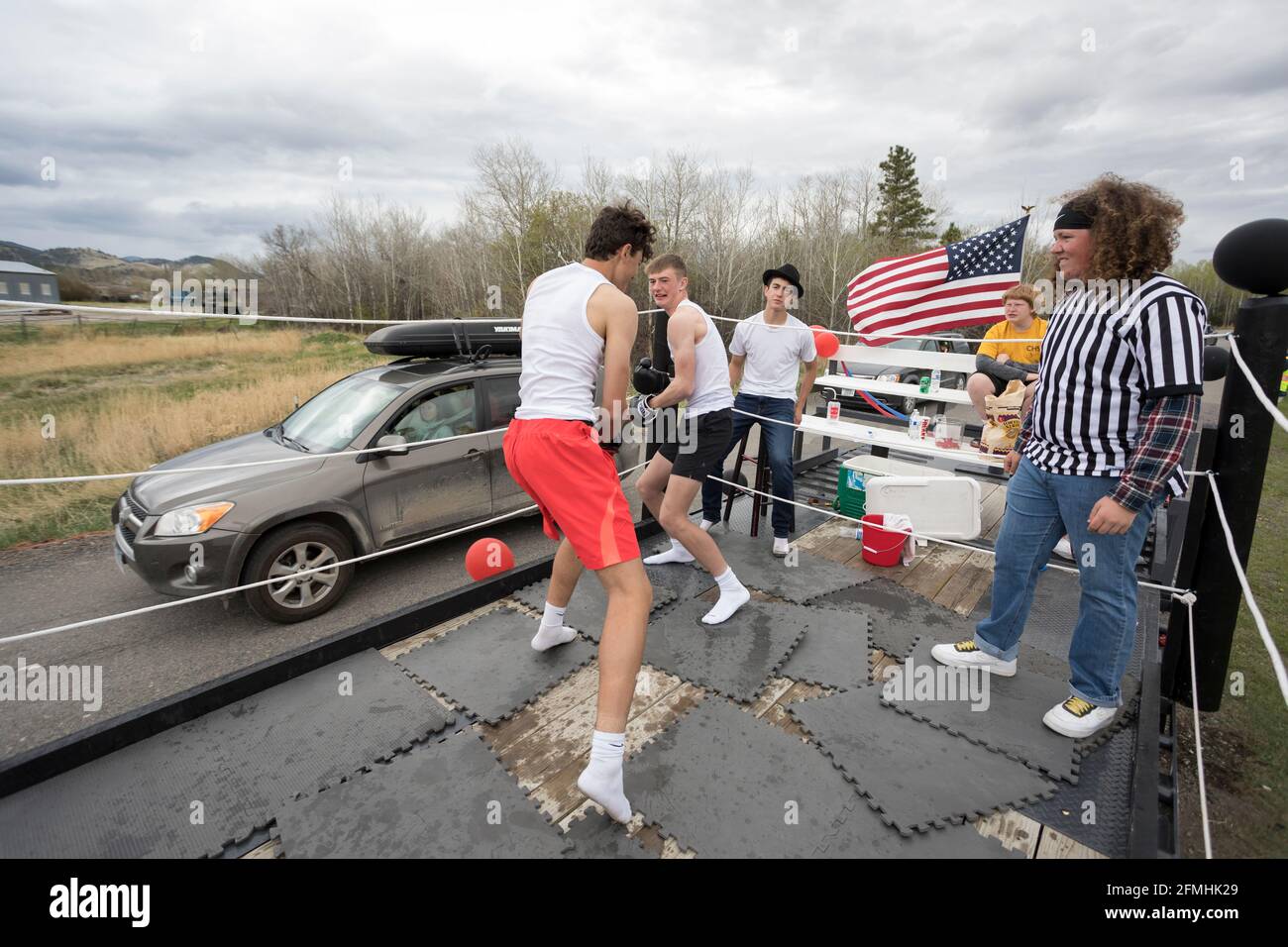 Studenten der Capital High School nehmen an einer Boxdemonstration Teil, während Besucher an der Vigilante Day Parade in Helena Montana am Freitag, den 7. Mai, vorbei fahren. Stockfoto
