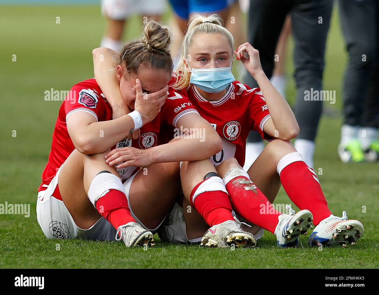 CRAWLEY, ENGLAND - MAI 09: Aimee Palmer von Bristol City Women verbirgt ihre Tränen beim Barclays FA Women Super League Spiel zwischen Brighton und Hove Albion Women und Bristol City am 09. Mai 2021 im People's Pension Stadium in Crawley, England Credit: Action Foto Sport/Alamy Live News Stockfoto