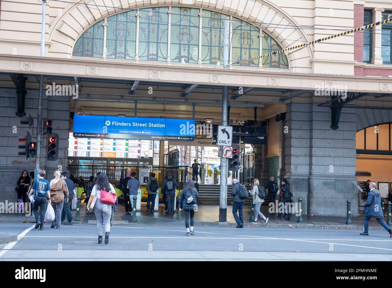 Bahnhof Flinders Street in Melbourne mit Pendlern, die einen Train, Melbourne, Australien Stockfoto