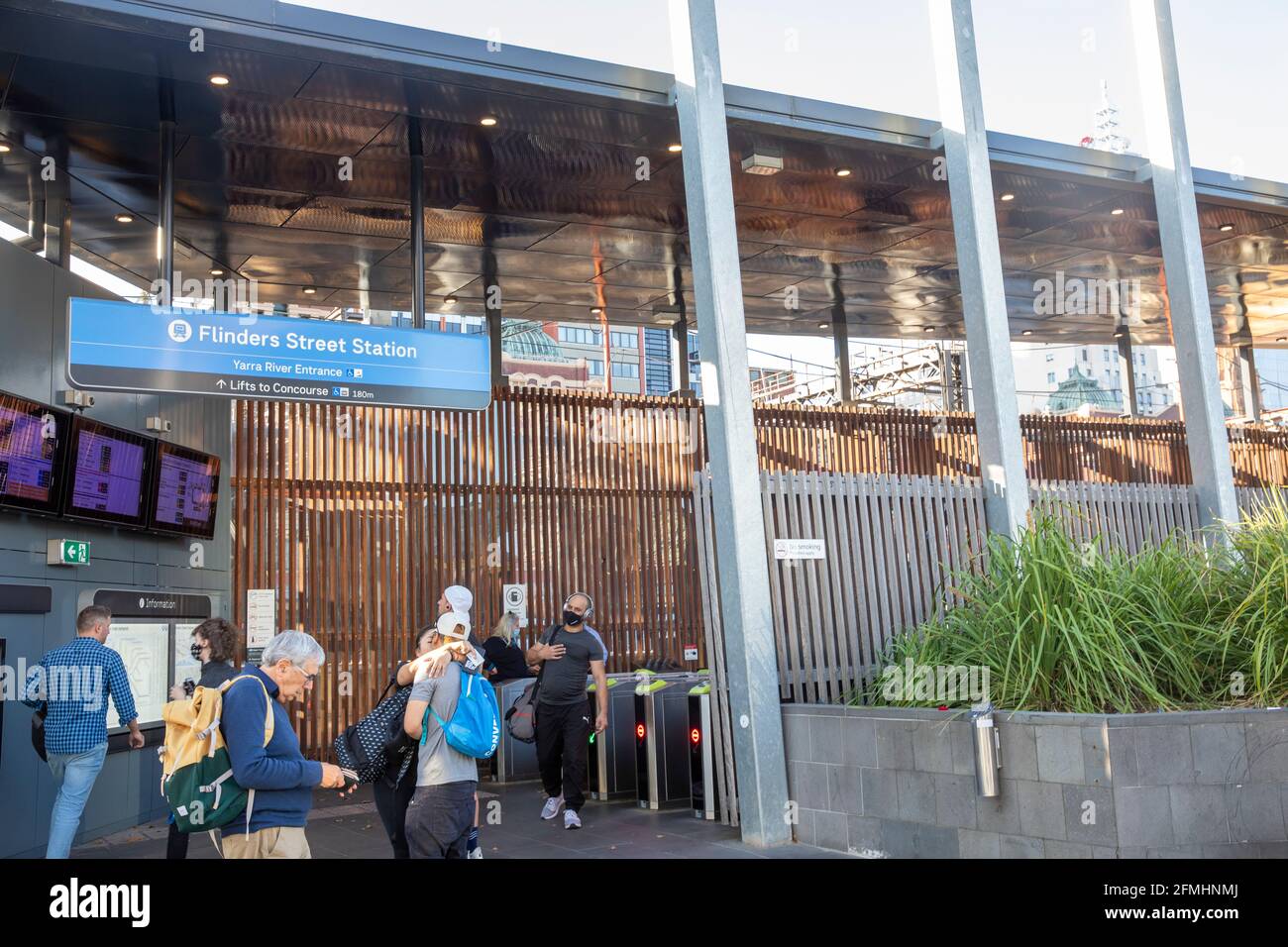Bahnhof Flinders Street in Melbourne mit Pendlern, die einen Train, Melbourne, Australien Stockfoto