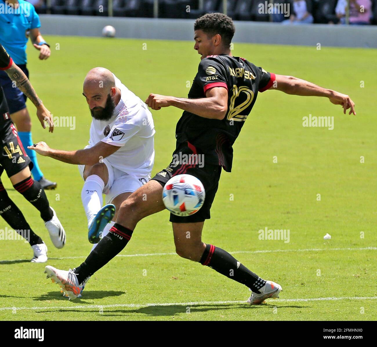 Miami Usa Mai 2021 Gonzalo Higuain 9 Von Inter Miami Versucht In Der Zweiten Halbzeit Im Drv Pink Stadium In Fort Lauderdale Florida Am Sonntag Den 9 Mai 2021 Um Miles Robinson