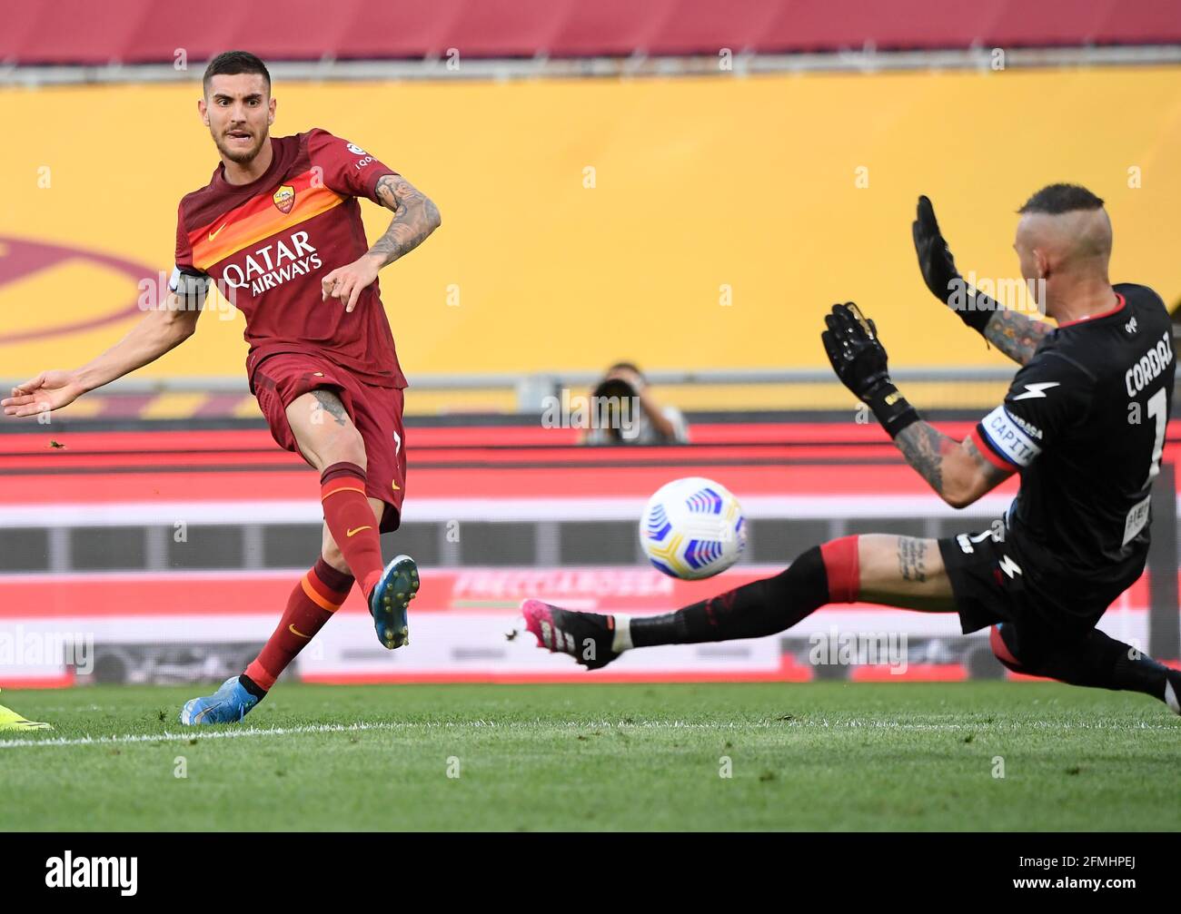 Rom, Italien. Mai 2021. Lorenzo Pellegrini (L) von Roma erzielt sein Tor bei einem Fußballspiel der Serie A zwischen Roma und Crotone in Rom, Italien, am 9. Mai 2021. Quelle: Alberto Lingria/Xinhua/Alamy Live News Stockfoto