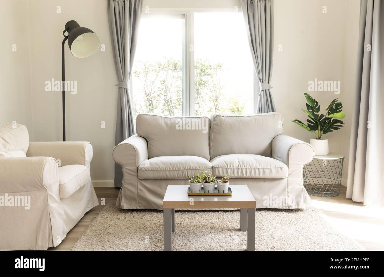 Wohnzimmereinrichtung in gemütlichem Stil mit Sofa und Lampe Stockfoto