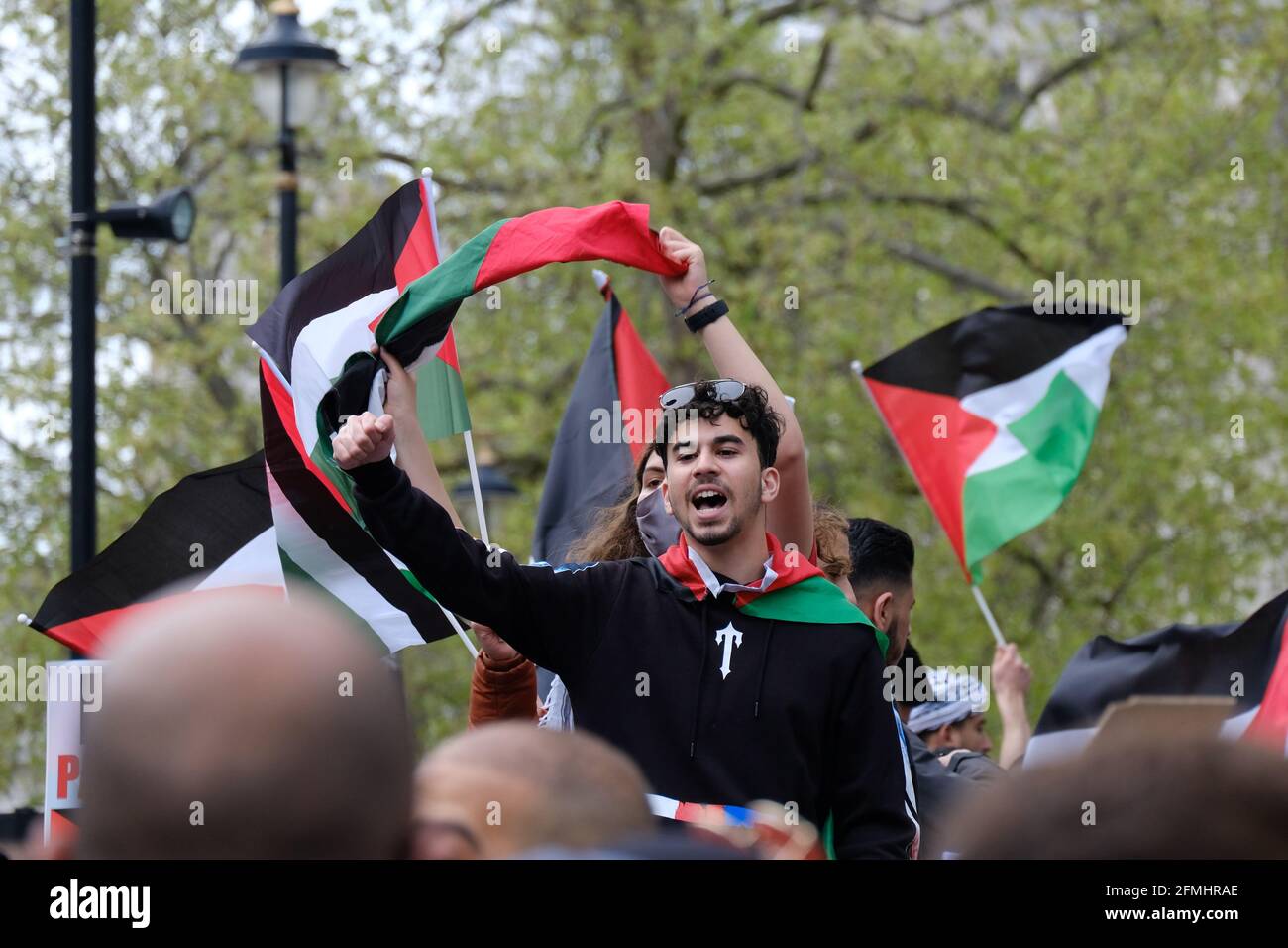 Demonstranten, die palästinensische Flaggen hochhalten, demonstrieren gegen geplante Zwangsräumungen von Familien in Scheich Jerrah, Jerusalem, inmitten steigender Spannungen. Stockfoto