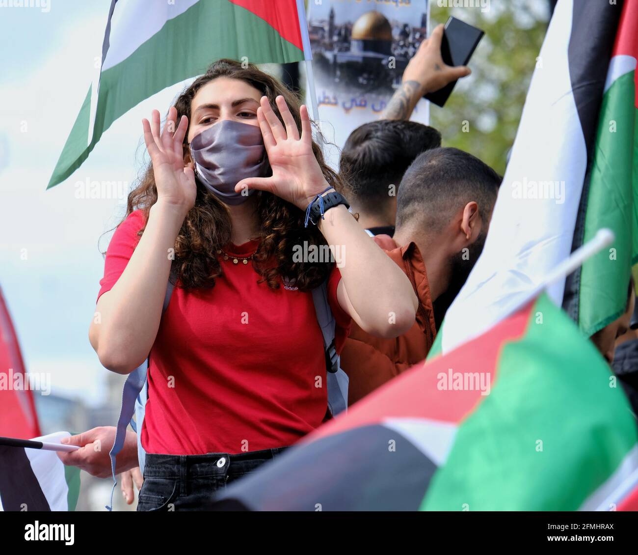 Eine junge Frau singt bei einem Protest gegen die geplanten Zwangsräumungen palästinensischer Familien für israelische Siedler in Scheich Jerrah, Jerusalem Stockfoto