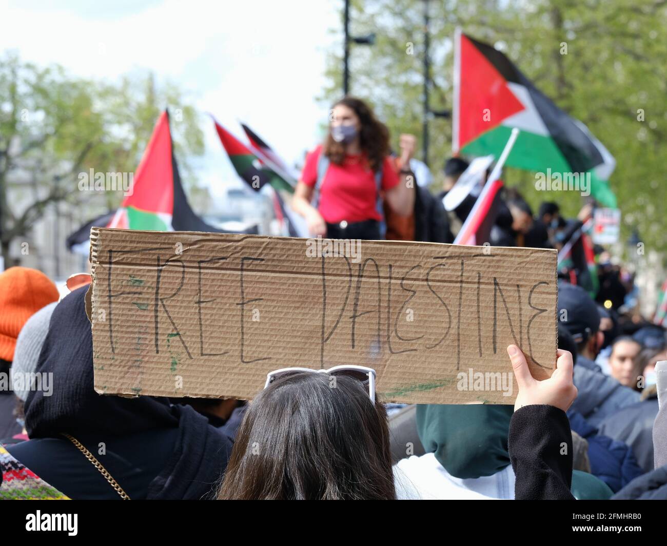 Ein Protestler hält ein Plakat mit dem Titel „Free Palestine“ an einem Demonstration gegen die geplanten und erzwungenen Räumungen von Familien für Israelische Siedler Stockfoto