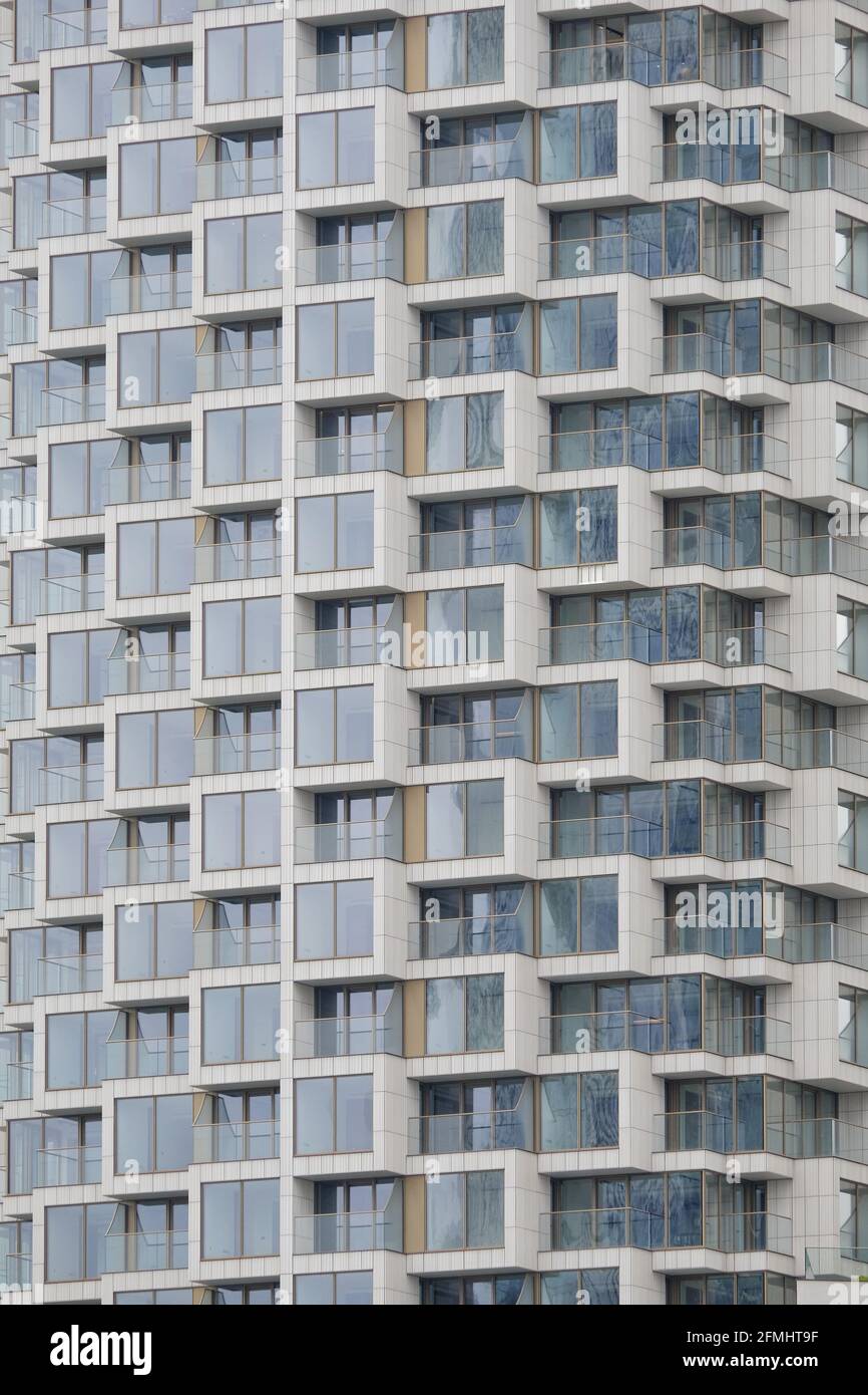Ein Teil der Fassade am One Park Drive, einem 58-stöckigen hohen Turm in der Wood Wharf-Entwicklung in Canary Wharf, entworfen von Herzog & de Meuron. Stockfoto